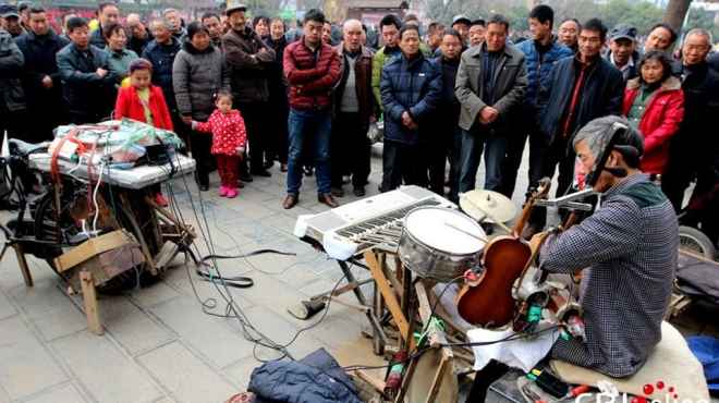 بالصور| صيني يجيد العزف على 9 آلات موسيقية في وقت واحد