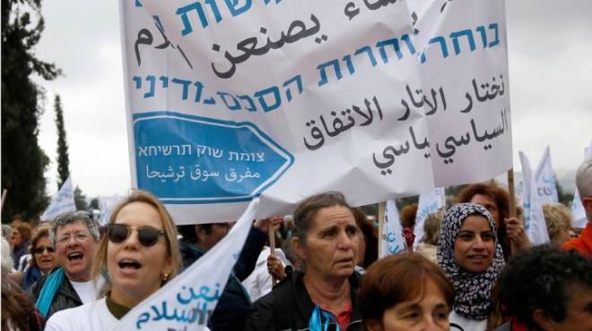 بالصور| إسرائيليات يتظاهرن أمام 