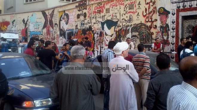 بالصور |إزالة جرافيتي الرئيس من شارع محمد محمود بدعوى أن الرسوم تهين المسلمين