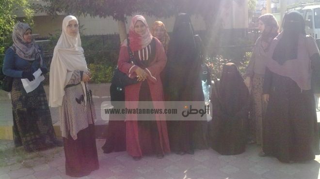 مدرسات بكفر الشيخ ينظمن وقفة احتجاجية لنقلهن.. والمديرية ترفض