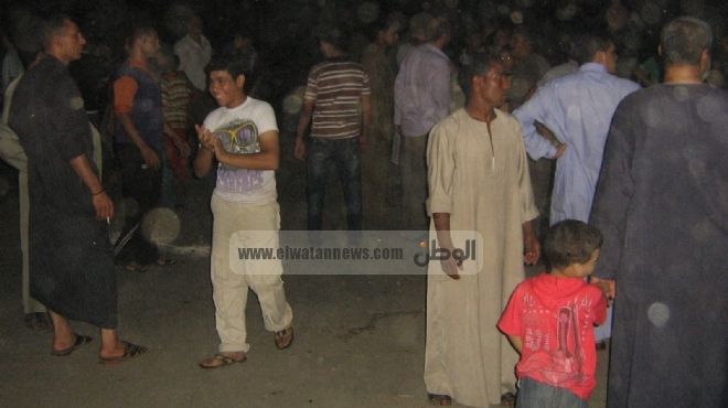 سكان مدينة قنا يقطعون شارع مصطفى كامل احتجاجا على انقطاع التيار الكهربائي