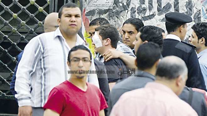 أمن جامعة القاهرة يعتدي على طالب مستقل لتصويره الاشتباكات مع الإخوان