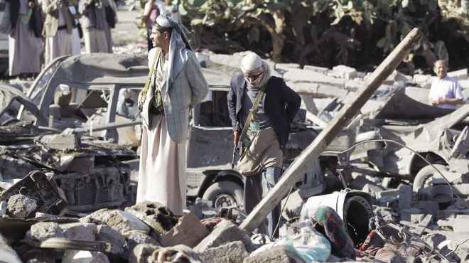 القتال والضربات الجوية تعصف باليمن.. والسعودية تتعهد بتقديم معونات