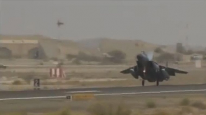 مقاتلات التحالف العربي تقصف  مطار صنعاء الواقع تحت سيطرة الحوثيين