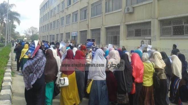 طالبات إخوان الأزهر بالإسكندرية يتظاهرن احتجاجا على فصل زميلاتهن