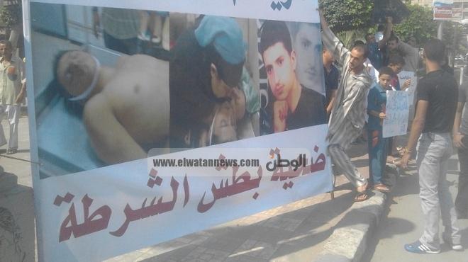 وقفه احتجاجية لأهالي الشاب المتوفى بسيارة الشرطة أمام مجلس مدينة المحلة