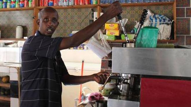 صاحب مقهى متحدياً تفجيرات الصومال: «لا أخشى الإسلاميين»