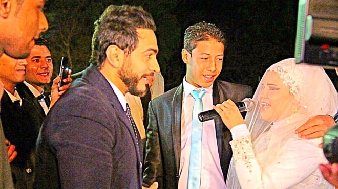 بالصور| تامر حسني يحيي حفل زفاف جماعي لأيتام 