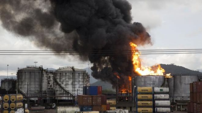 بالفيديو| اندلاع النيران في صهاريج تخزين مواد حارقة بميناء برازيلي