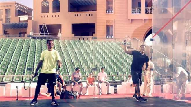 بالفيديو| عمرو دياب يشارك في مباراة سكواش قبل بطولة الجونة الدولية