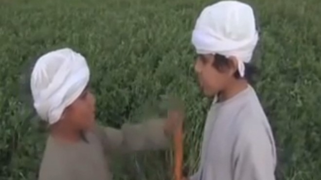 بالفيديو| طفلان يمثلان قصة 