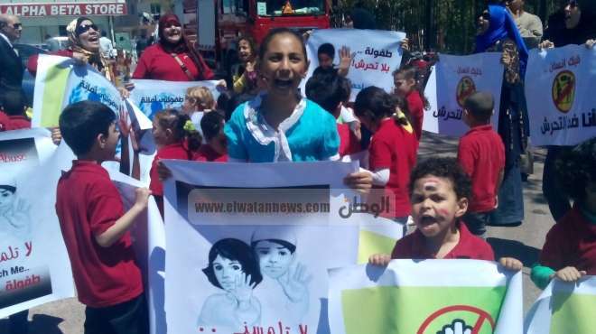 أطفال الغردقة ينظمون مسيرة ضد التحرش بجوار محكمة المدينة