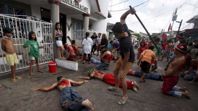 بالصور| تعذيب النفس أغرب عادات الفلبين في الاحتفال بـ 