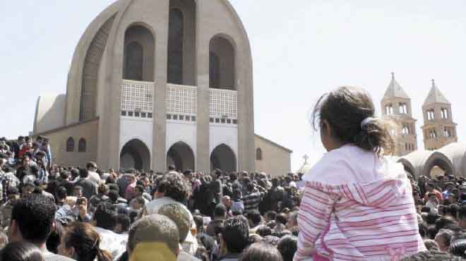  مئات الأقباط يتجمهرون أمام مطرانية ملوي بالمنيا بعد تردد أنباء عن ظهور العذراء