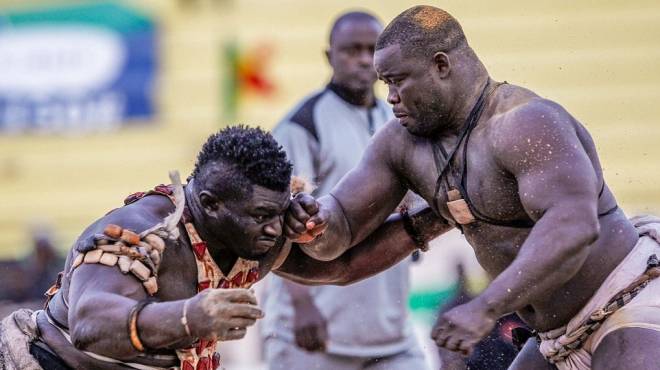 بالصور| المصارعة السنغالية.. قتال وحشي نحو لقب Le Choc