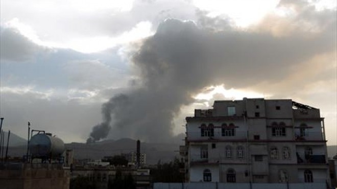 عاجل| طيران التحالف العربي يقصف معسكر الدفاع الجوي في الحديدة باليمن 
