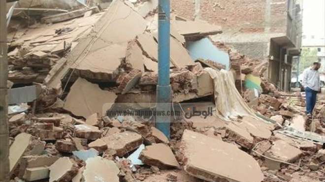 بالفيديو| لحظة انهيار منزل بمنطقة عرب المعادي وسط حسرة ساكنيه