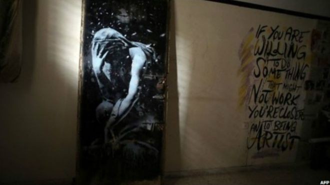 شرطة غزة تتحفظ على لوحة فنية لفنان بريطاني بعد خلاف على ملكيتها