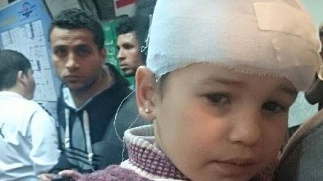 نشطاء يتداولون صورة لطفلة أصيبت في تفجير قسم ثالث العريش