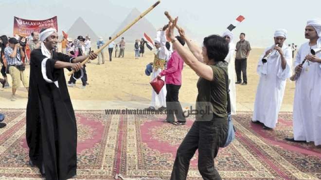 «السياحة» ومحافظ الجيزة يحتفلان بعودة السياح الصينيين ورفع حظر السفر إلى مصر