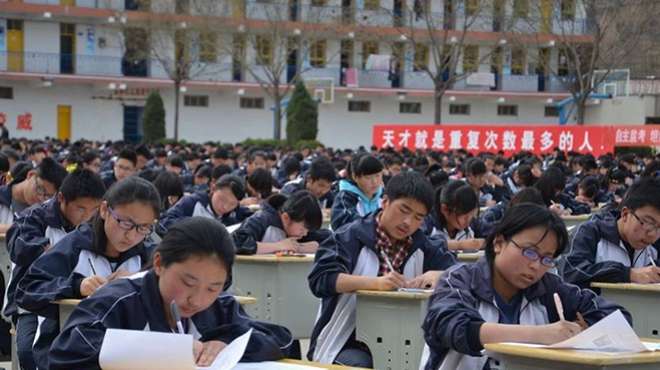 بالصور| 1700 طالب صيني يؤدون الامتحان بملعب المدرسة في الهواء الطلق