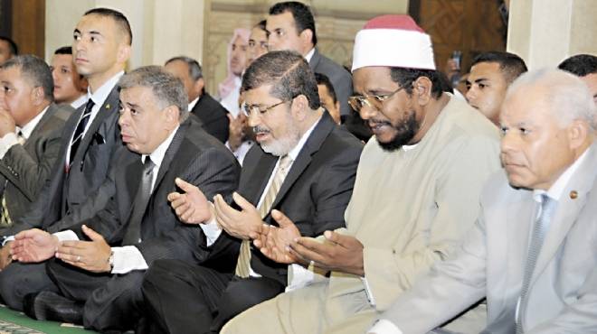 المصلون يهتفون في خطبة مرسي 