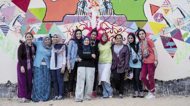 قصص البنات على جدارية فنية: 
