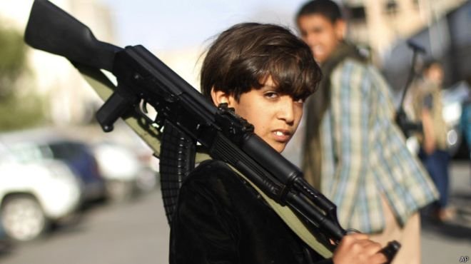 أطفال اليمن يحملون السلاح بدلا من 