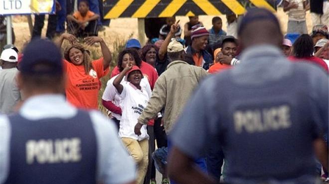 حكومة جنوب إفريقيا تتعهد بحماية الرعايا الأجانب بعد موجة اضطرابات