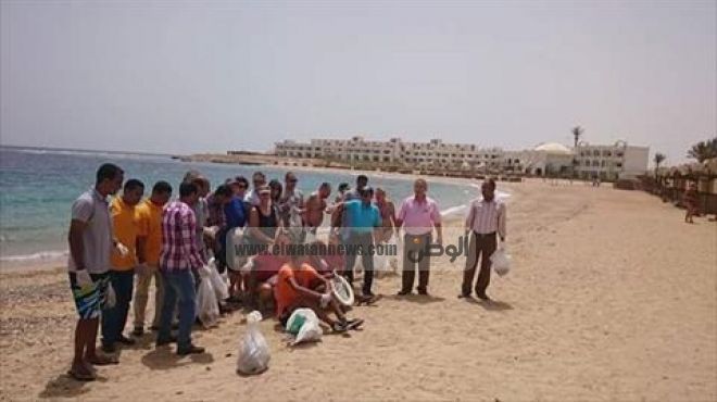 بالصور| السياح ينظفون شاطئ فندق بسفاجا في 