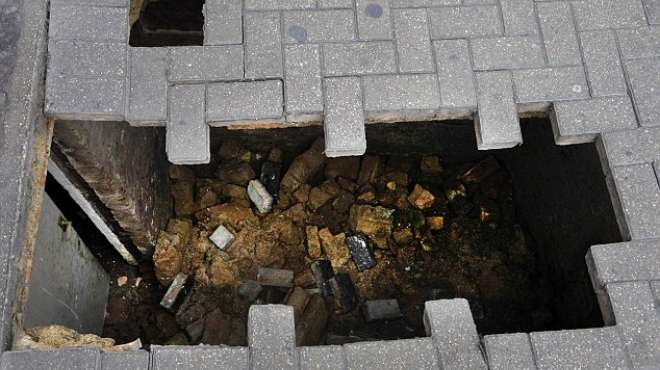بالصور| اختفاء امرأة داخل حفرة في أحد شوارع بريطانيا 