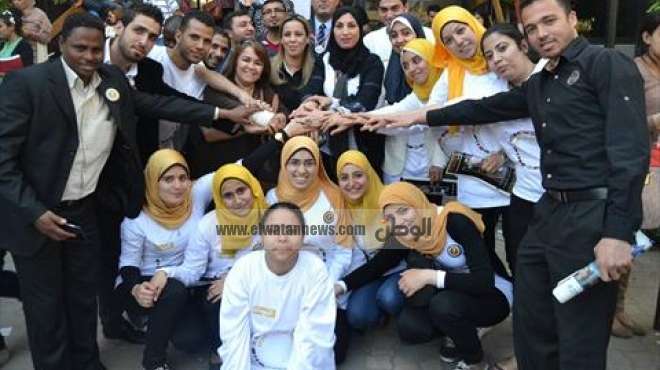 بالصور| إقبال طلاب جامعة القاهرة على معارض ثقافية أمام كلية الإعلام