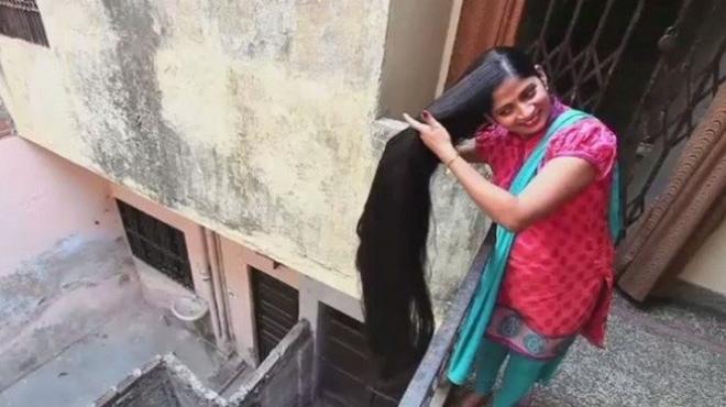 بالفيديو| هندية طول شعرها 2.1 متر تسعى لدخول موسوعة 