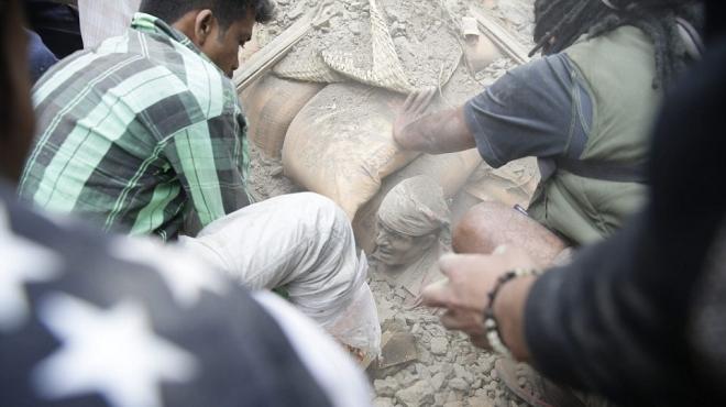 إخراج امرأة حية من تحت الأنقاض بعد 5 أيام من زلزال النيبال