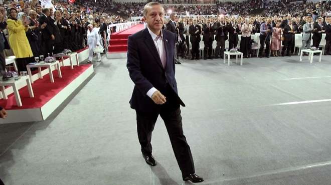 سفير تركيا يقف دقيقة حداد على روح شهداء ثورة مصرفي العيد القومي الـ 89 لبلاده