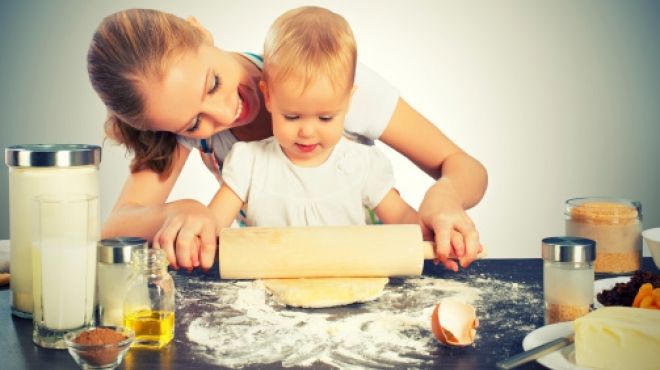 6 حيل بسيطة لتحببي طفلتك في الأعمال المنزلية