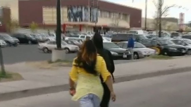 بالفيديو| أمريكية تنهال ضربا على ابنها لمشاركته في المظاهرات ضد الشرطة
