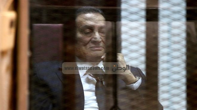 أنصار مبارك يحتفلون بعيد ميلاده الـ87 أمام 