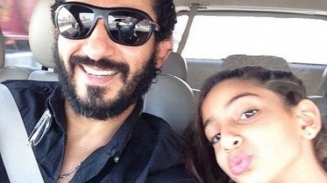 أحمد حلمي ينشر صورة سيلفي مع ابنته 