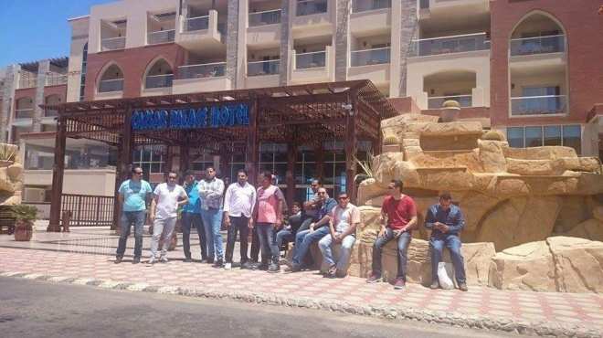 اعتصام أصحاب بازارات قرية سياحية شمال الغردقة 