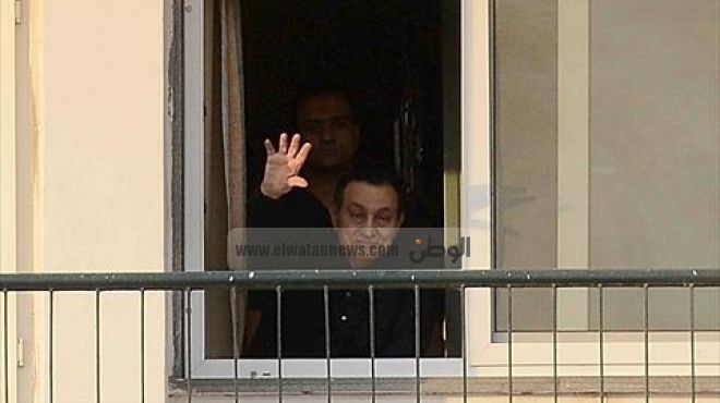بالصور| مناسبات لوح فيها مبارك لأنصاره من شرفة غرفته بمستشفى المعادي