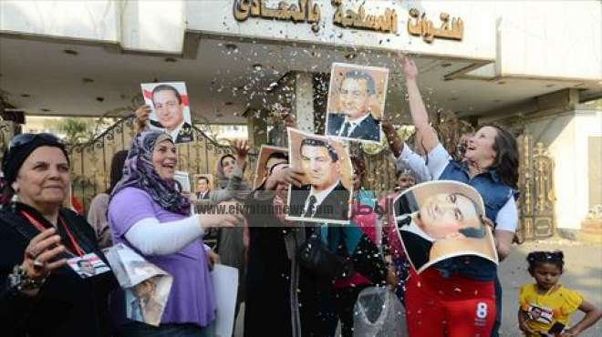 بالفيديو| أنصار مبارك يحتفلون معه بعيد ميلاده أمام مستشفى المعادي 