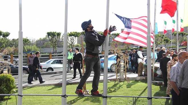 بالصور| علم الولايات المتحدة يرفرف في إيران بسبب مهرجان سينمائي