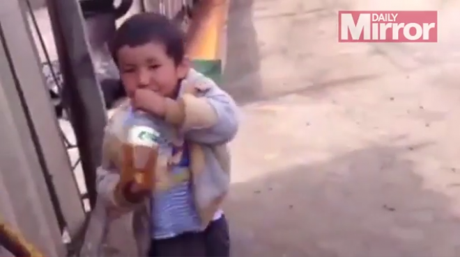 بالفيديو| طفل يشرب 
