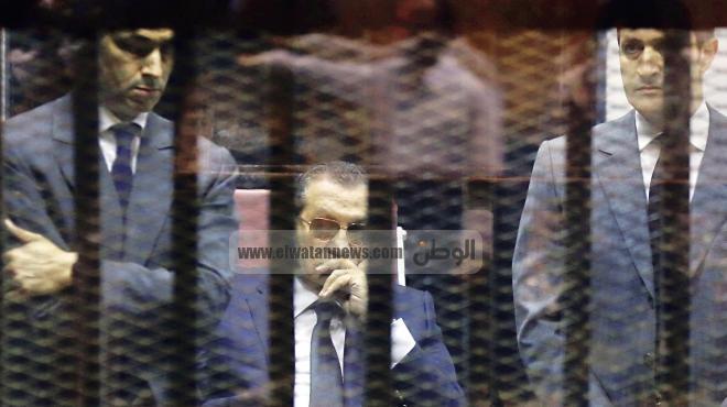 مصدر قضائى يرجح بقاء مبارك وعلاء وجمال فى السجن حتى 2017
