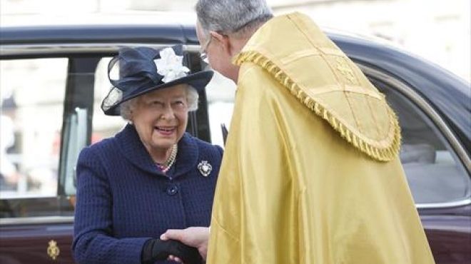 الملكة إليزابيث تفتتح جلسة البرلمان البريطاني بعد فوز كاميرون