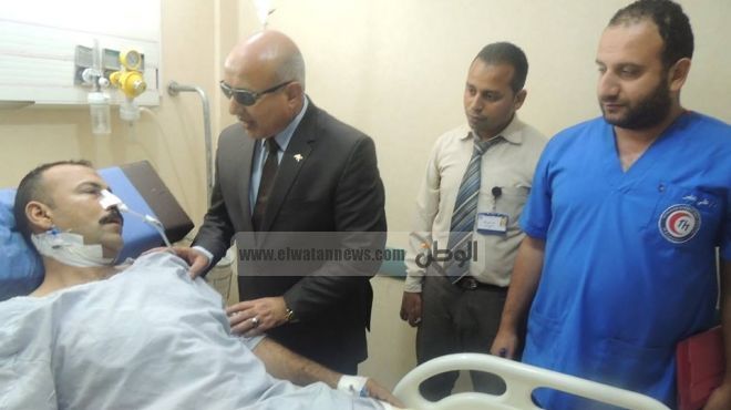 مدير أمن الشرقية يزور أمين الشرطة المصاب بطلق ناري في المستشفى 