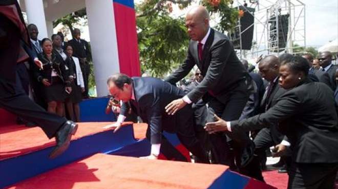 الرئيس الفرنسي يسقط على الأرض أثناء احتفال رسمي في هاييتي