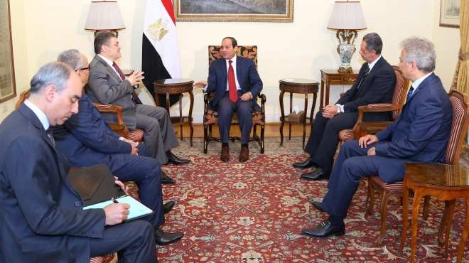 بالصور| السيسى يلتقى قيادات حزب الوفد.. ويطالبهم بنبذ الخلافات