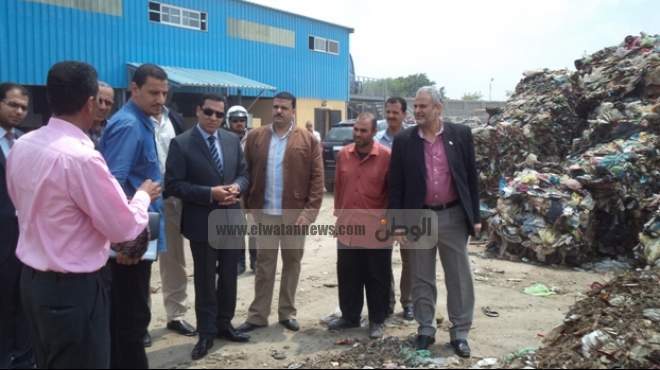 بالصور| محافظ الشرقية يتفقد مصنع تدوير القمامة بقرية الغار